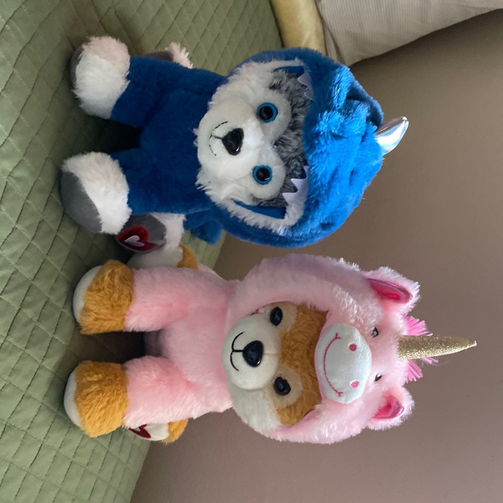 2 stuffed animals. Both boy and girl perfect for your child.